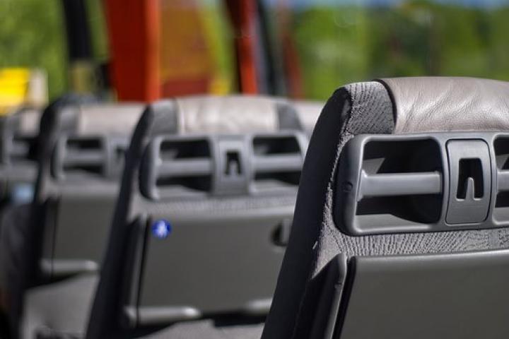 Servicio de transporte al aeropuerto y estación de tren de Gijón