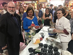 Consejera y Director general en la feria de Madrid.